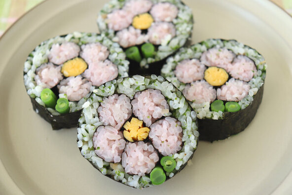 ピンクのお花の飾り巻き寿司