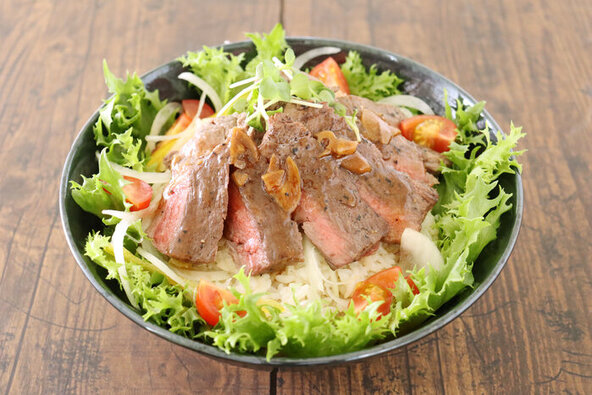 ステーキサラダ丼