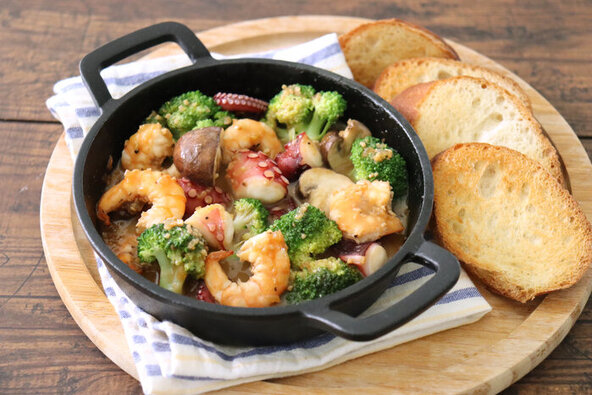 タコとエビのアヒージョ